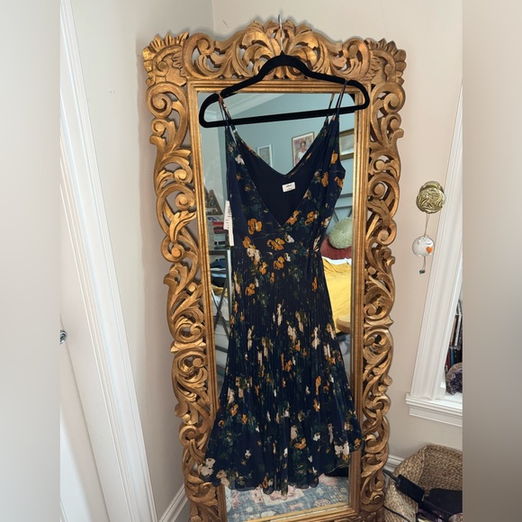 Aritzia Dresses & Skirts - Aritzia Beaune Floral Midi dress